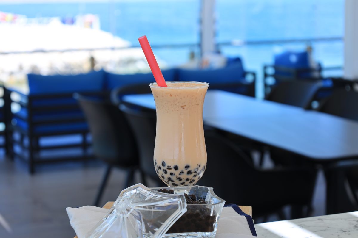 Bubble Tea mit rotem Strohhalm bei TEAFUN