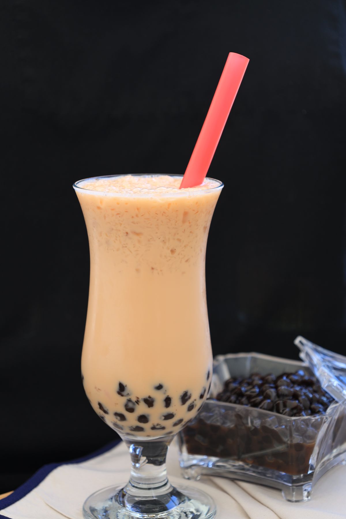 Bubble Tea vor dunklem Hintergrund