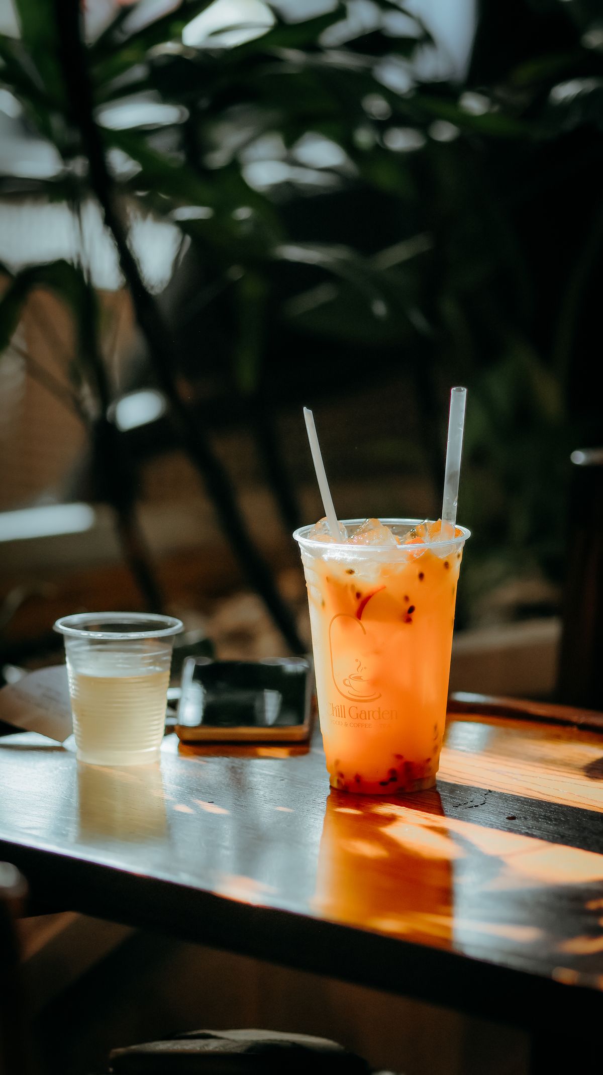 Bubble Tea im Sonnenlicht am Tisch