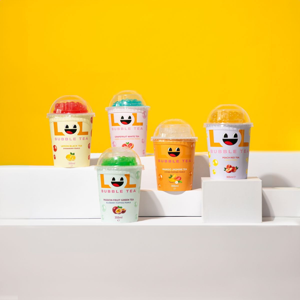 Farbenfrohe Bubble Teas im Schaufenster