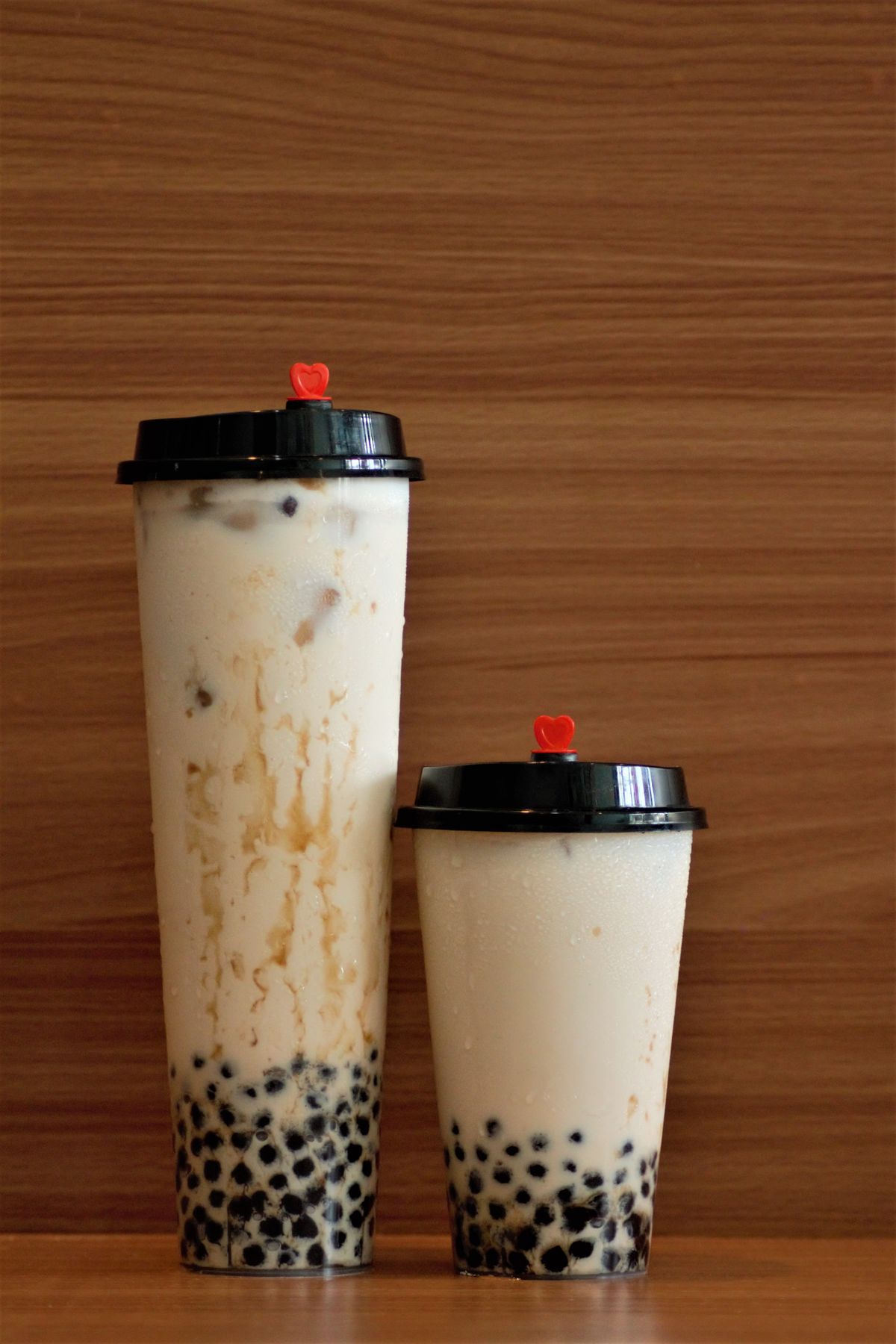 Zwei Milk Teas mit schwarzen Perlen