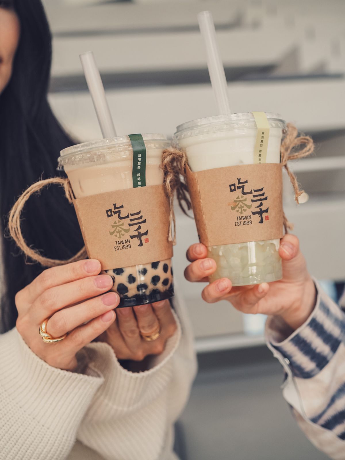 Zwei Bubble Teas in verschiedenen Farben