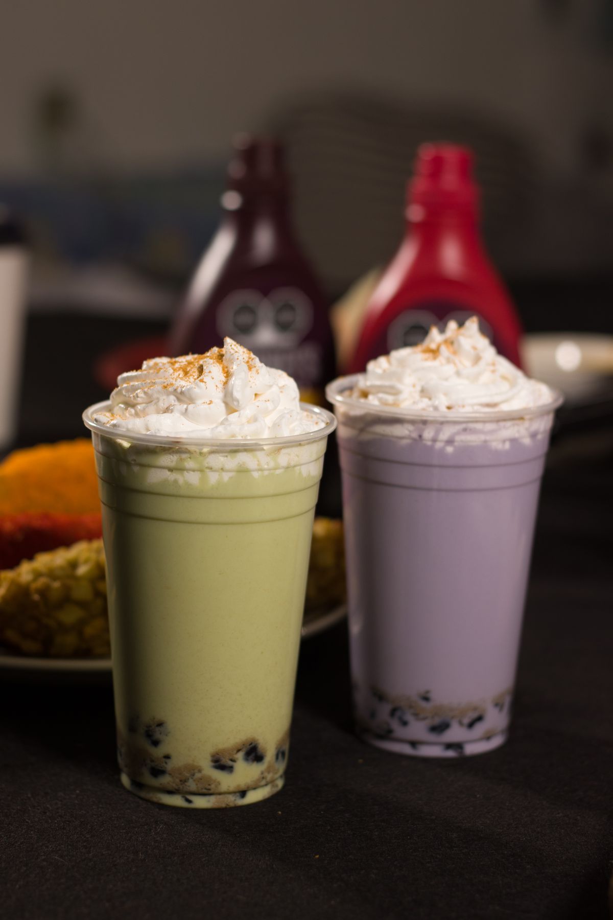 Zwei Bubble Teas mit Sahnehaube