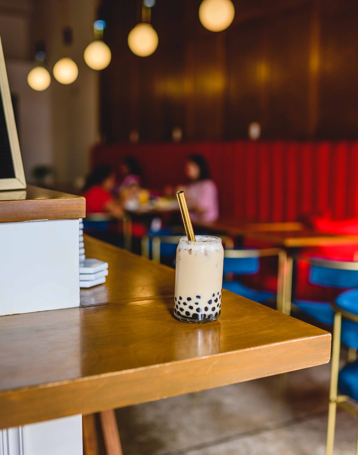 Milk Tea auf Holztisch im Café